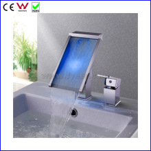 China Grifo auto impulsado de alta calidad del lavabo de 3 colores LED (FD15064F)